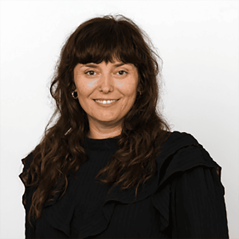 Freundliche Frau mit schwarzen Oberteil, LGBTQ+ in München, schwul, bisexuell, queer, trans* Community, schönes Portrait.