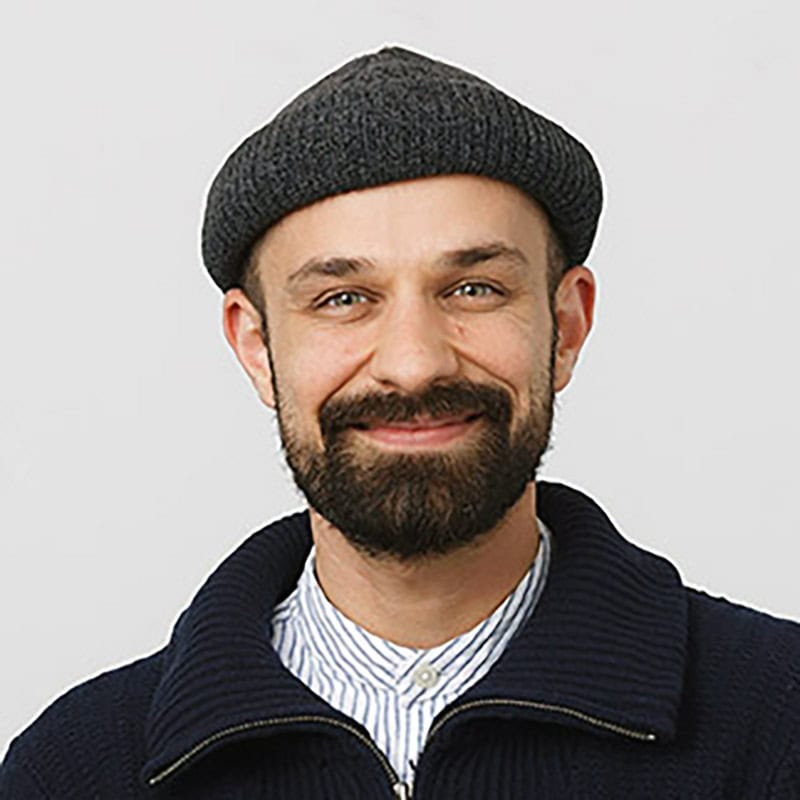 Schwuler mann mit beard und mütze in München, LGBTQ+ Gemeinschaft.